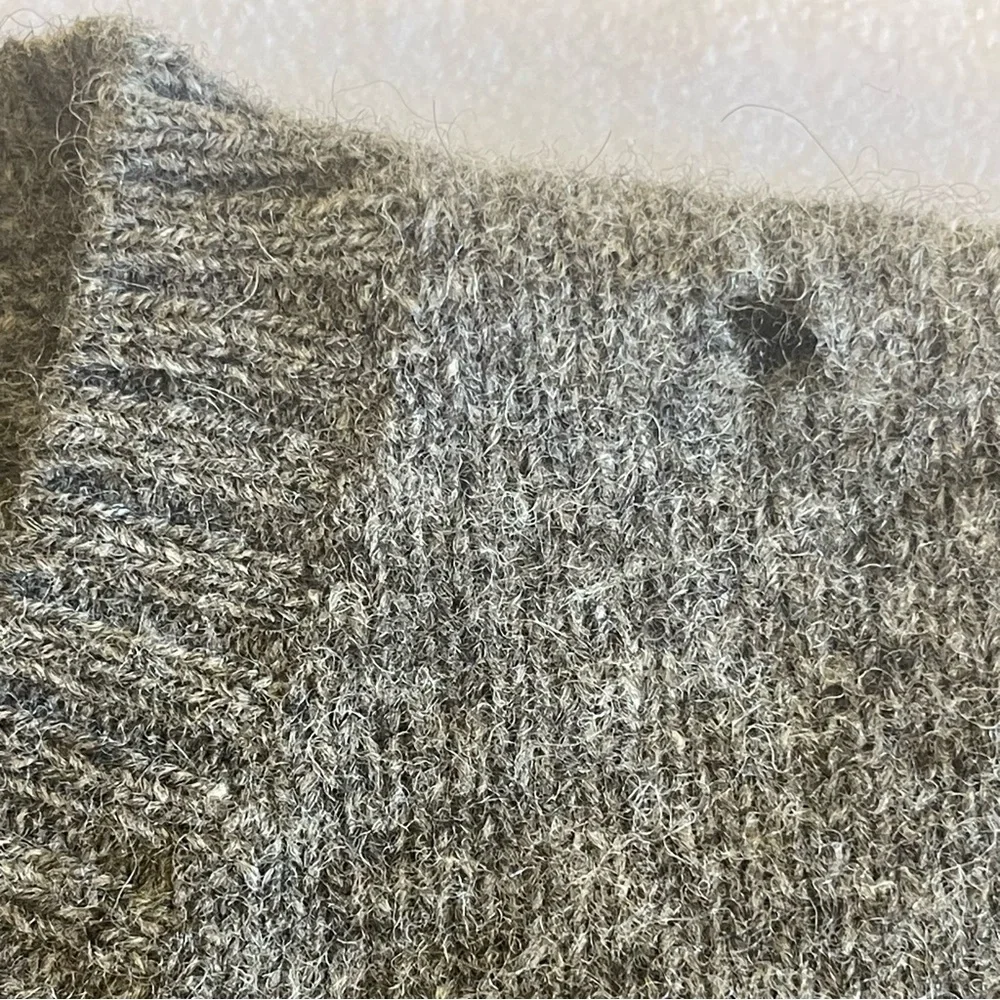 L.L.Bean XXL 100% Shetland Wool Gray V Neck Sweater Heritage Outdoors Repair